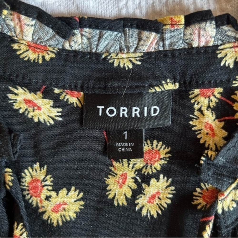 Torrid Black with Yellow Daisies and Fabric Covered Buttons Size 1‎ (1X) - Picture 6 of 6